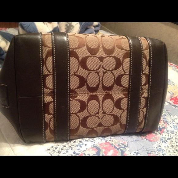 !!SOLD!!! authentic coach tote w/ wristlet - Picture 4 of 4