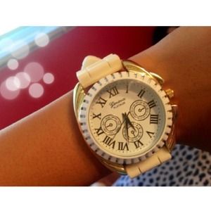 Gold and white watch 💛