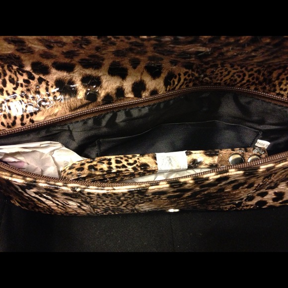🎉SOLD🎉Leopard Print Oversized Clutch - Picture 3 of 3