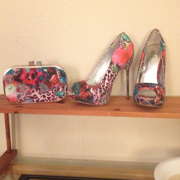 Matching pumps with purse