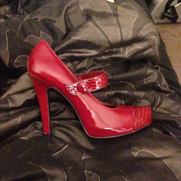 💢Sold on ebay💢Sexy Gianni bini heels!