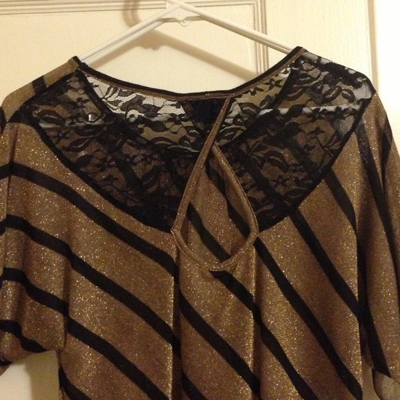 Beautiful black/gold shear top - Picture 2 of 2