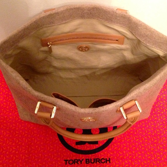 ⛔️SOLD⛔️Tory Burch Beige Tote Bag - Picture 4 of 4