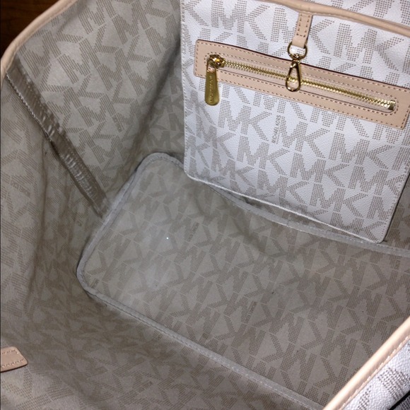 👜**SOLD**👜Michael Kors Jet Set Vanil/Buff - Picture 2 of 4