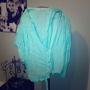 Sleeveless Tie-Front shirt