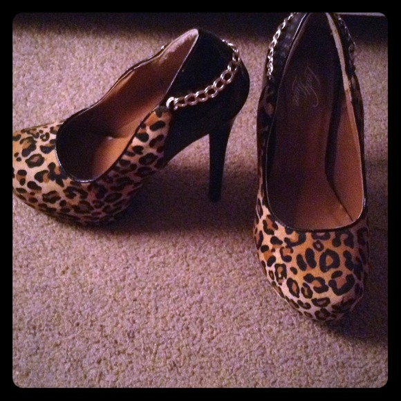 Lady luxe leopard print with black pumps
