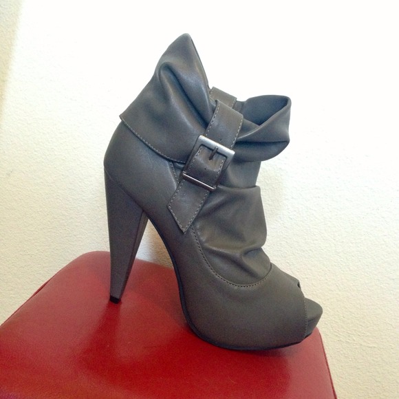 Short grey shoo-tie