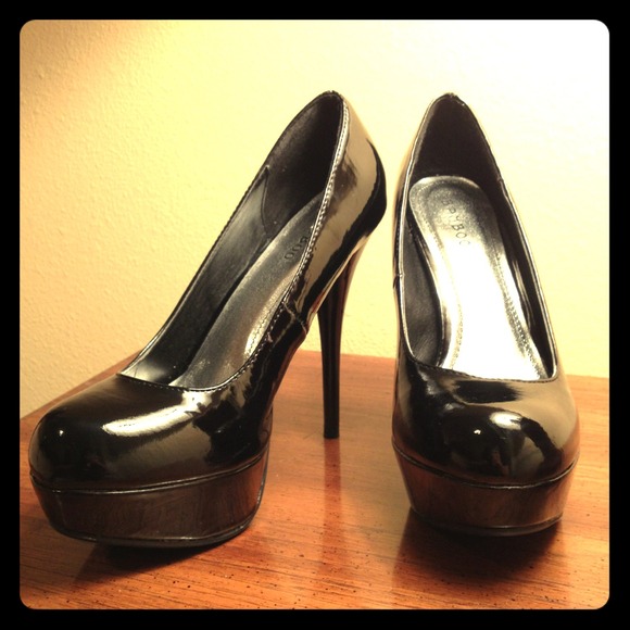 Black high heels shoes
