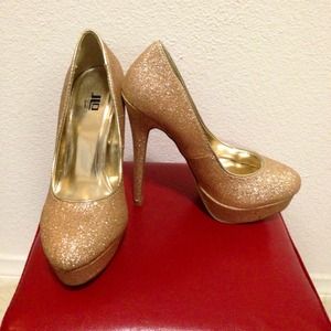 Gold glittered pumps