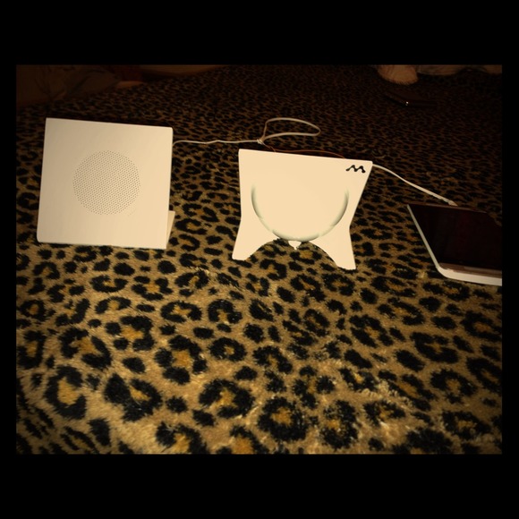 2 white speakers - Picture 1 of 1