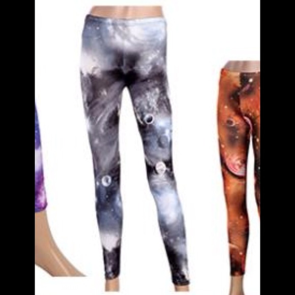 A pair of galaxy print stretchy leggings - Picture 1 of 4