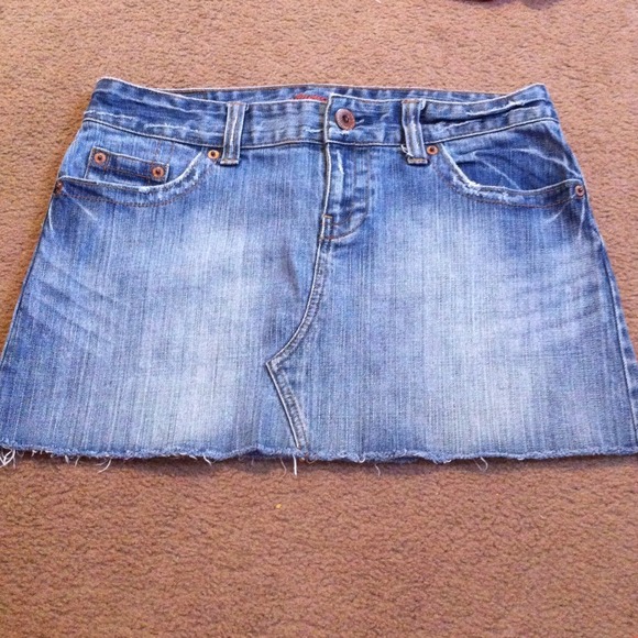 American Eagle mini skirt!