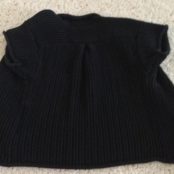 Cute black Old Navy cropped sweater - Picture 3 of 3