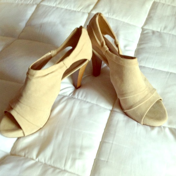 Beige dress heels
