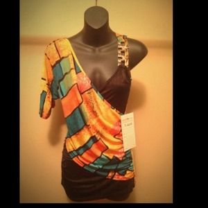 Printed top with gold chain shoulder strap!