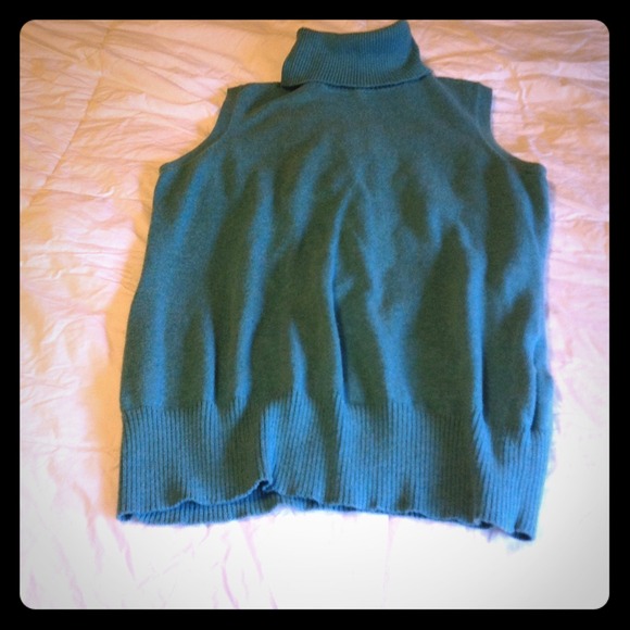 Sleeveless turtleneck
