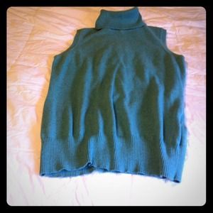 Sleeveless turtleneck