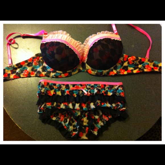 !(HELD FOR TRADE)! 34B Push Up Bra w/ Medium Undie