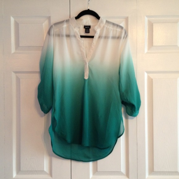🎉Host Pick🎉 Sheer White/Teal Ombré top