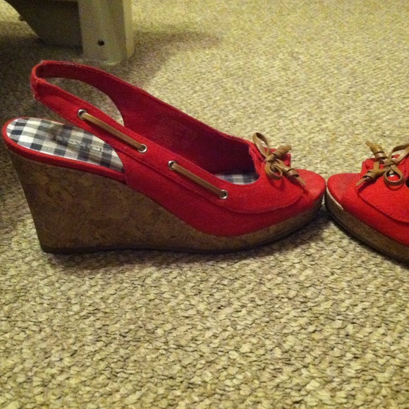 Adorable red wedges. - Picture 2 of 4