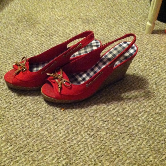 Adorable red wedges. - Picture 3 of 4