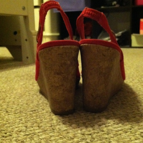 Adorable red wedges. - Picture 4 of 4