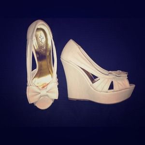 Brand New beige bow wedges