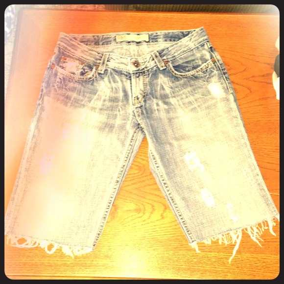 🚨50% off🚨NOW $5 BKE distressed cut off capris