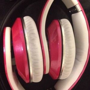 pink studio beats by dre 🎀💗