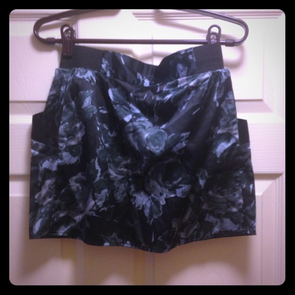 Black and Grey Floral Print Skirt - Picture 1 of 1