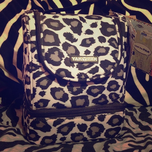 ON HOLD 🌺Brand new cheetah print lunch bag!