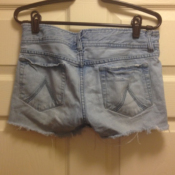 Delia's Light Wash Riley Short Size 5/6 - Picture 2 of 2