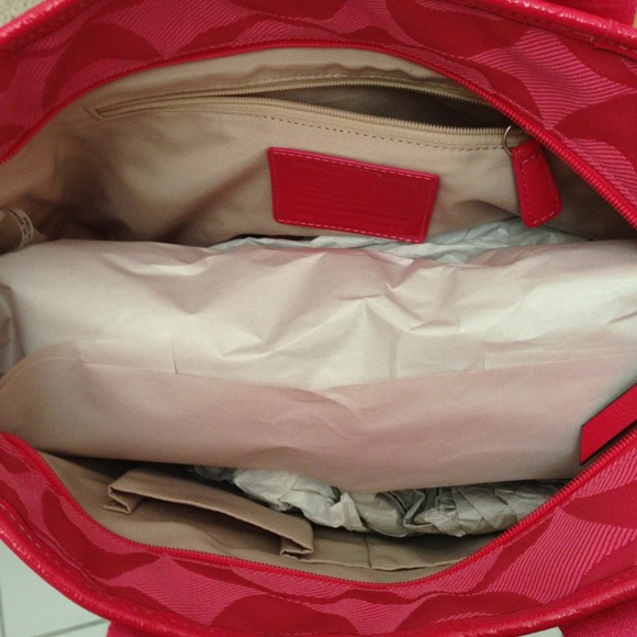 ⛔️no longer for sale⛔️Pink crossbody coach bag - Picture 2 of 4