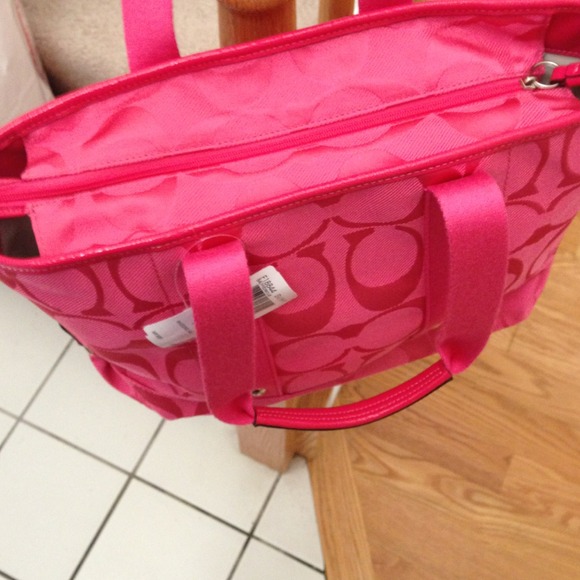 ⛔️no longer for sale⛔️Pink crossbody coach bag - Picture 3 of 4