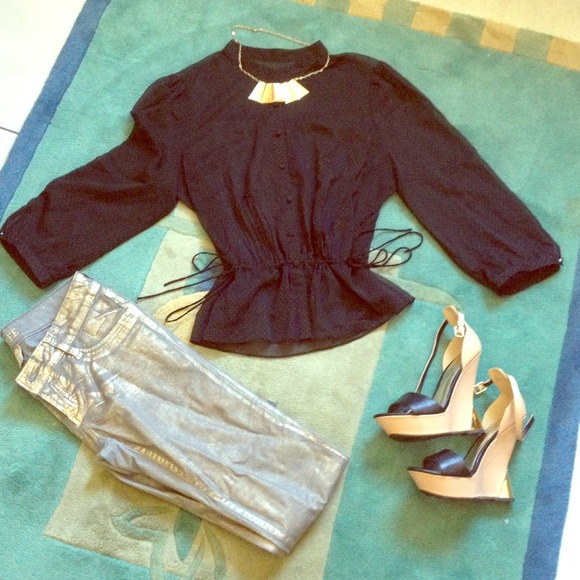 🚫SOLD 🚫💛💛Nice see thought button down shirt👚