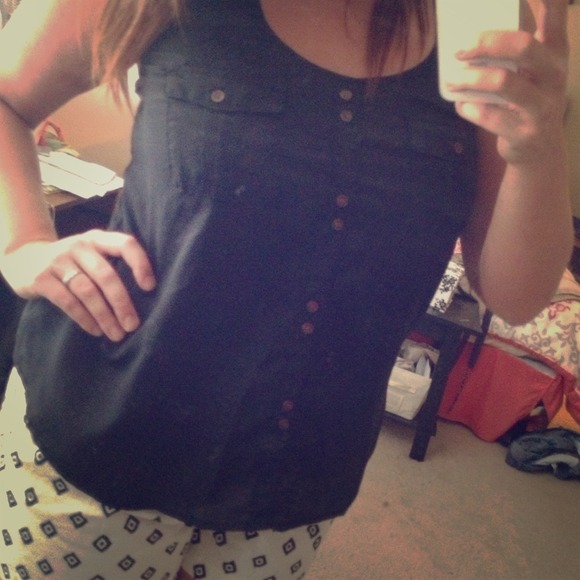 🚨SOLD🚨 Classic black tank with a sassy touch
