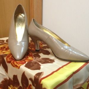 Moda España "Reseda" taupe heels