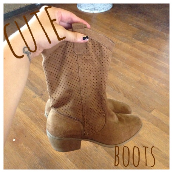 Cute brown boots.
