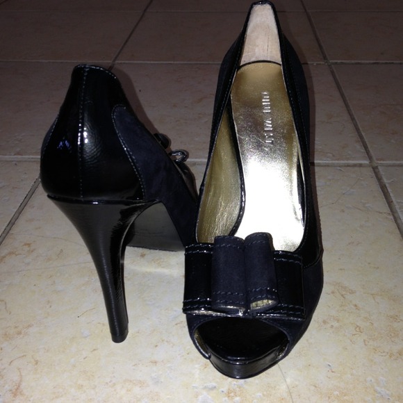 Nine West black peep-toe high heals faux suede