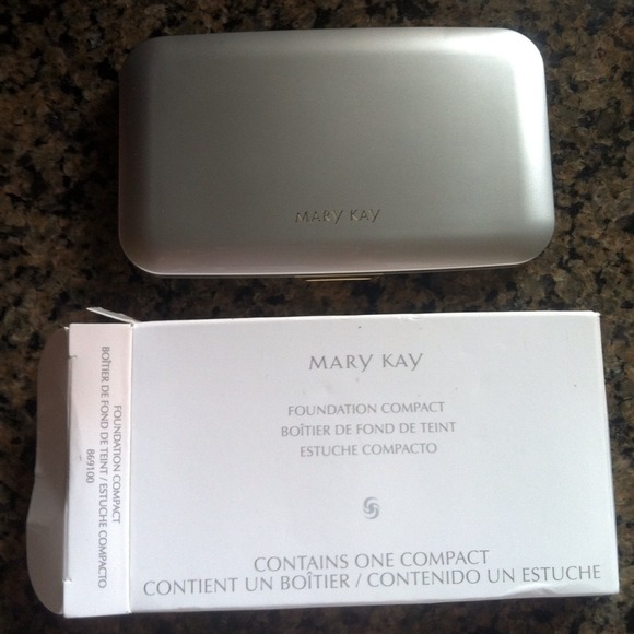 SOLD in bundle Mary Kay Foundation Compact!