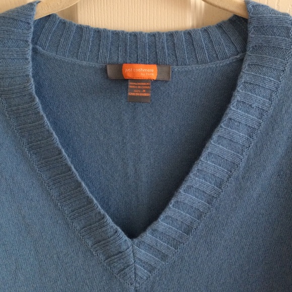 🚫SOLD🚫100% cashmere blue v neck sweater! - Picture 2 of 4
