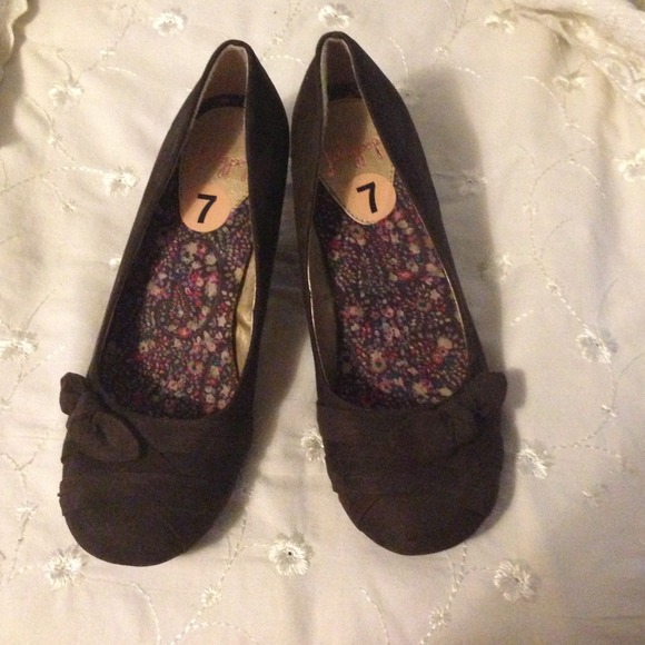 Brown bow suede pumps