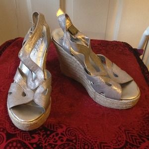 Metallic wedges