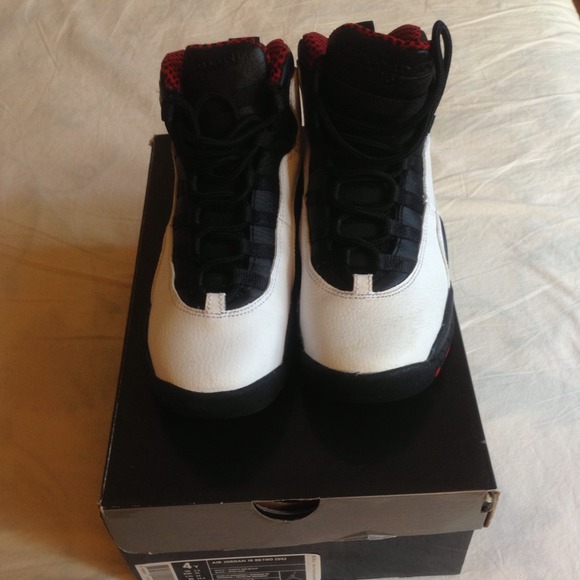 Authentic Jordan 10 red and black size: 4