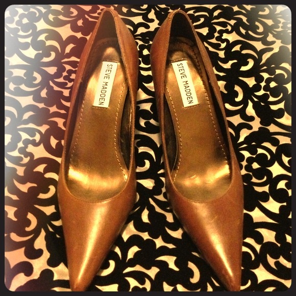 Pointed toe heel