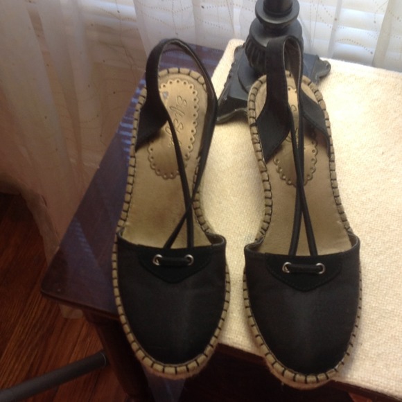 Black wedges