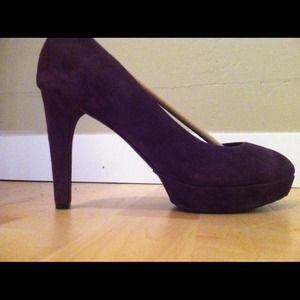 Purple suede platform pumps