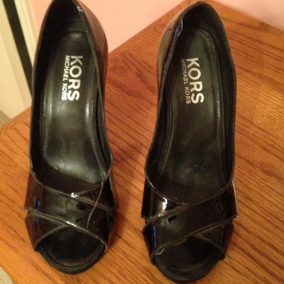 Koran by Michael Kors peep toe pump