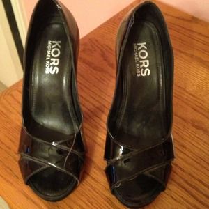 Koran by Michael Kors peep toe pump