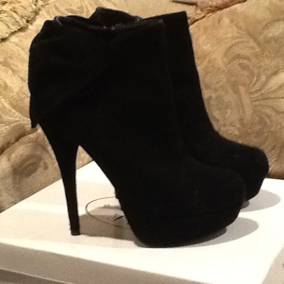 Steve Madden Boots - Steve Madden 'coktail' black suede bow booties 6.5
